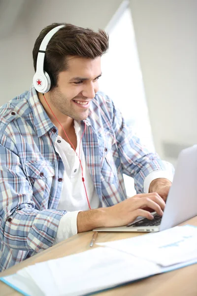 Studente Ufficio Che Lavora Laptop Con Cuffie Accese — Foto Stock