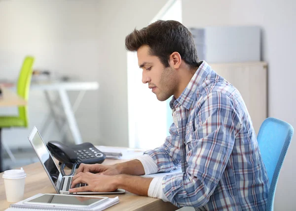 Jonge Man Kantoor Werken Laptopcomputer — Stockfoto