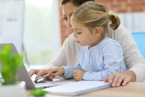 Mor Arbetar Hemmakontoret Med Dotter Knät — Stockfoto