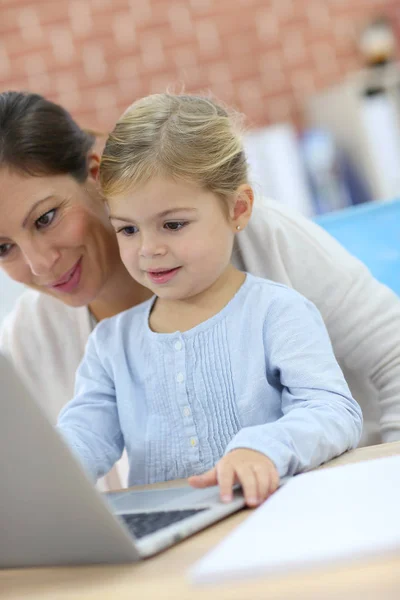 Mor Och Liten Flicka Med Hjälp Bärbar Dator — Stockfoto