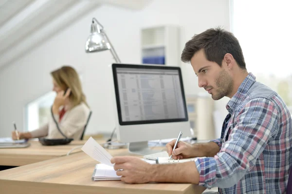 Man Working Office Front Desktop — Stock Photo, Image