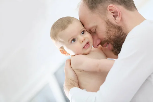 Retrato Papá Abrazando Hijo Recién Nacido — Foto de Stock