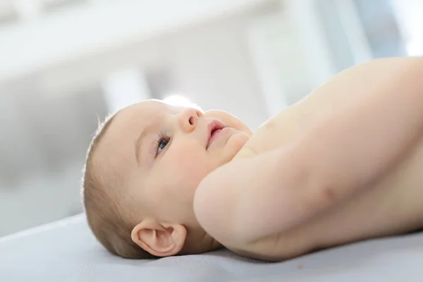 Baby Jongen Liggend Commode Tafel Slaapkamer — Stockfoto