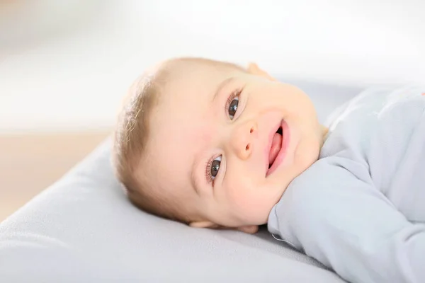 Портрет Усміхненого Хлопчика Лежить Міняльному Столі — стокове фото