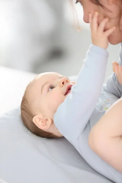 Complicidad Entre Bebé Mami — Foto de Stock