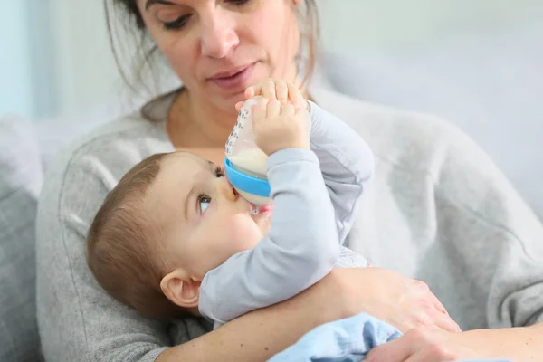 Mutter Und Junge Mit Babyflasche — Stockfoto