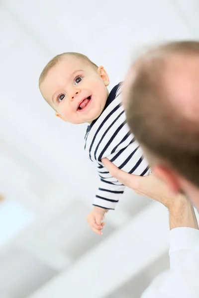 Papi Sosteniendo Niño Aire — Foto de Stock