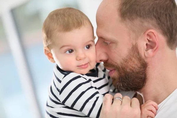 Retrato Papá Abrazando Niño — Foto de Stock