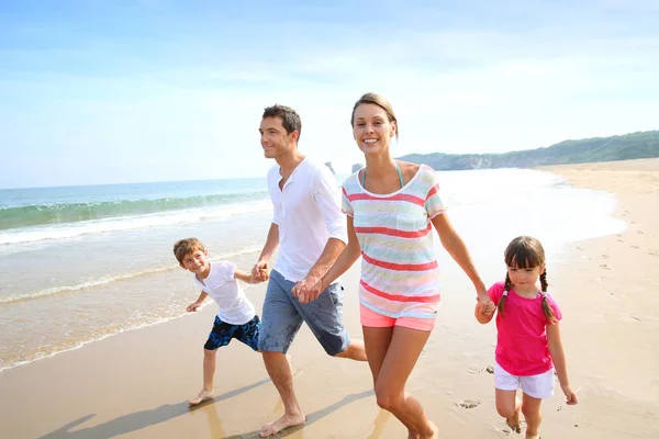 Szczęśliwa Rodzina Biegająca Plaży Obrazek Stockowy