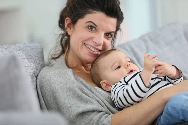 Fröhliche Mutter Kuschelt Mit Baby Auf Sofa — Stockfoto