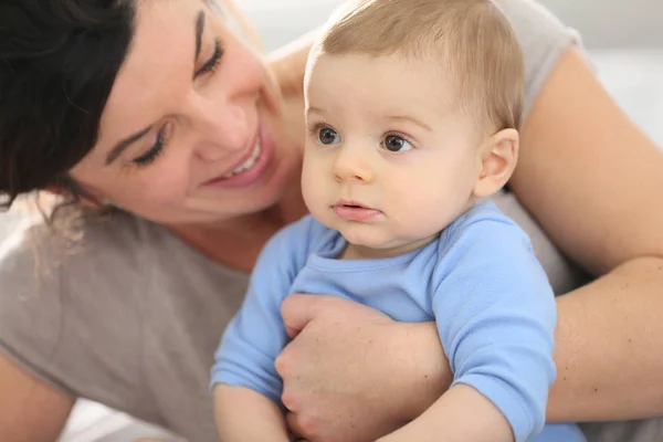 Retrato Madre Feliz Con Bebé Niño — Foto de Stock