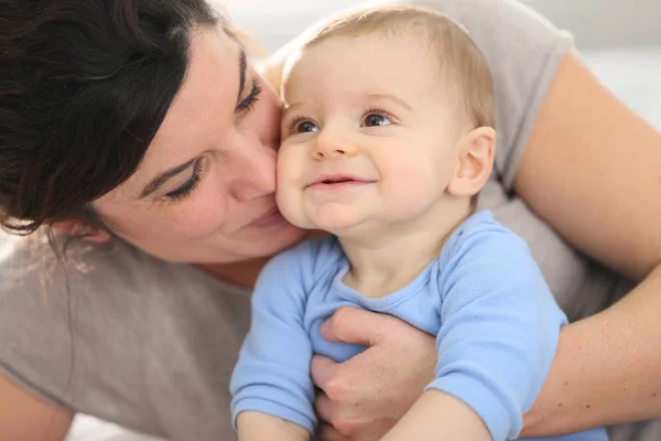 Porträt Einer Glücklichen Mutter Mit Baby — Stockfoto