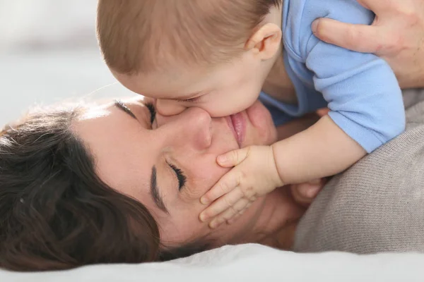 Porträt Einer Mutter Die Baby Knuddelt — Stockfoto