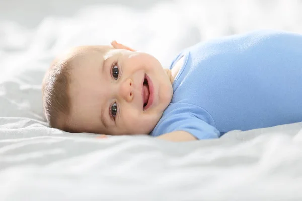 Месячный Мальчик Лежит Кровати — стоковое фото