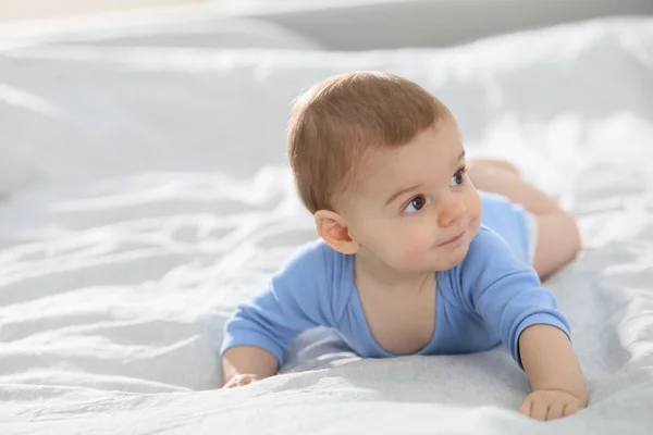 ベッドの上に寝そべっている8ヶ月の男の子 — ストック写真