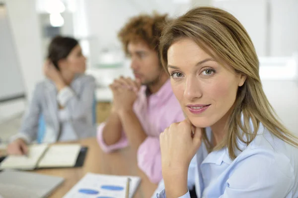 Vrouw Manager Met Medewerkers Team — Stockfoto