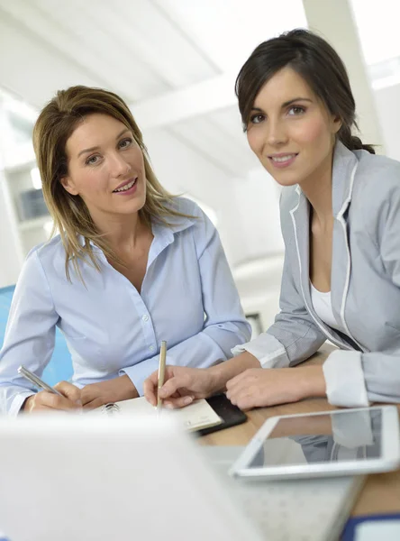 Geschäftsfrauen Arbeiten Gemeinsam Projekt — Stockfoto