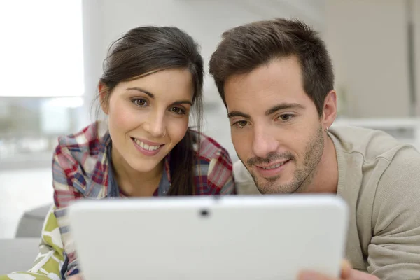 Evde Internet Üzerinde Websurfing Couple — Stok fotoğraf