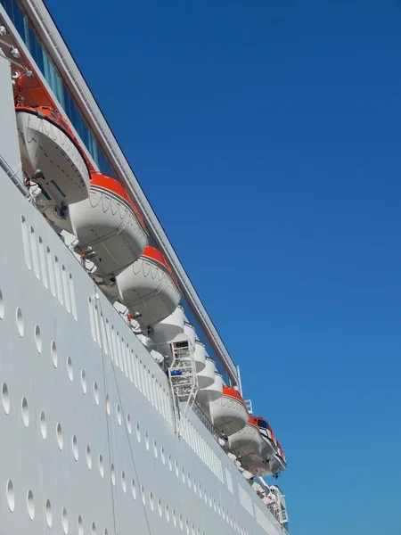 Zijaanzicht Haven Van Een Groot Wit Cruiseschip Met Reddingsboten — Stockfoto