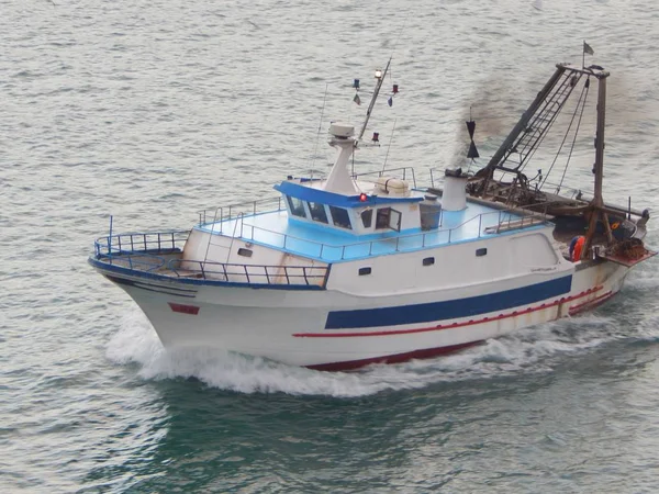 Pequeño Barco Pesquero Con Redes Arrastre Toda Velocidad Mar —  Fotos de Stock