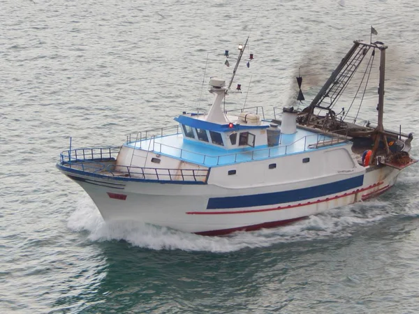 Petit Bateau Pêche Avec Chaluts Pleine Vitesse Sur Mer — Photo