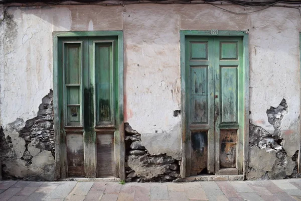 Разбитые Выветрившиеся Двери Руинах Облицованными Кирпичными Стенами — стоковое фото