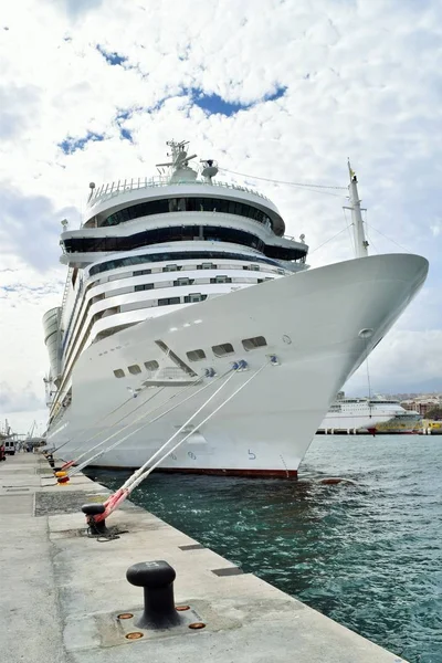 Большой Белый Круизный Корабль Стоящий Якоре Гавани — стоковое фото