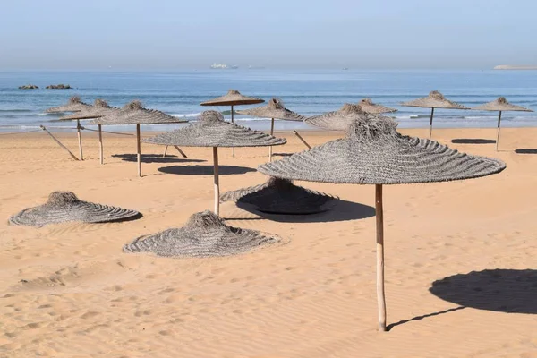 Парасольки Пальмового Листя Кидають Круглий Пустельний Відтінок Пляжі — стокове фото