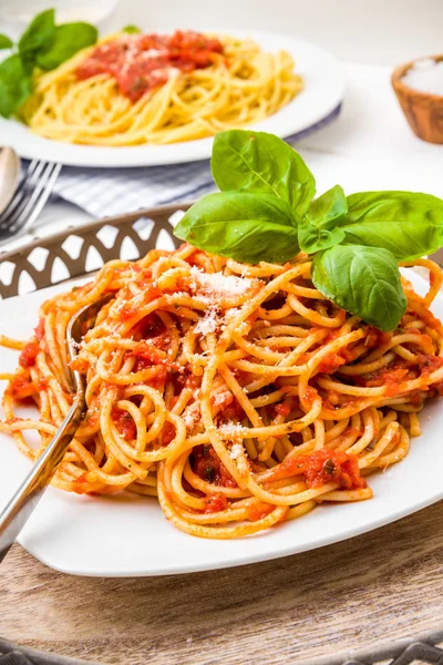 Спагетти Томатным Соусом Базиликом Пармезаном — стоковое фото
