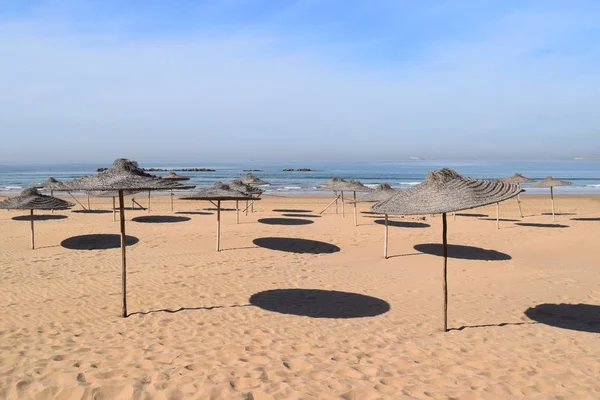 Guarda Chuvas Praia Jogando Sombra Circular Areia — Fotografia de Stock