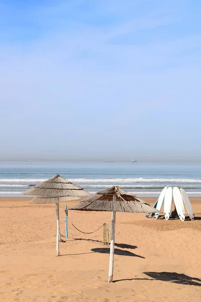 Parasols Gooien Cirkelvormige Schaduw Het Lege Zandige Atlantische Strand — Stockfoto