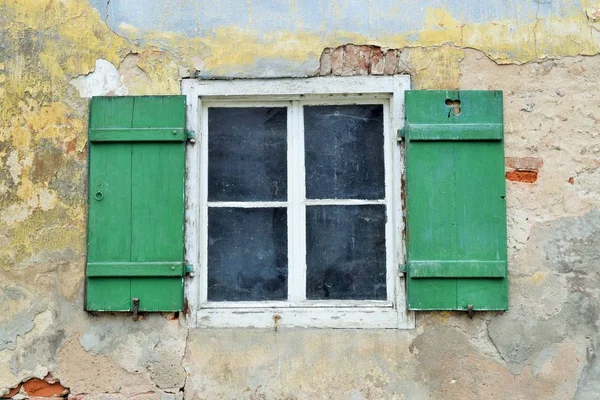 Stare Drewniane Okna Otwartymi Okiennicami Zniszczonym Domu Wymagającym Remontu — Zdjęcie stockowe