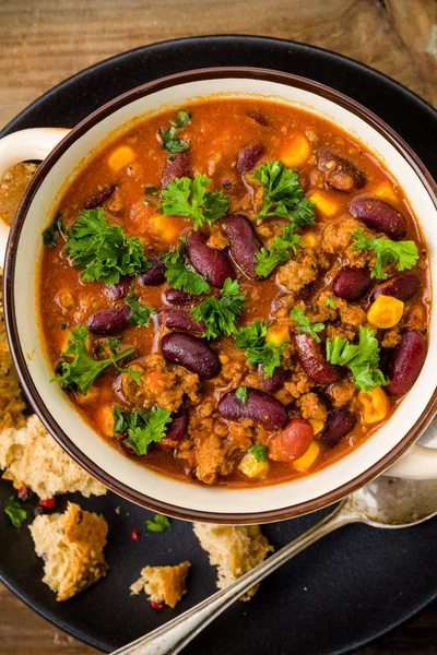 Chili Con Carne Fundo Madeira — Fotografia de Stock