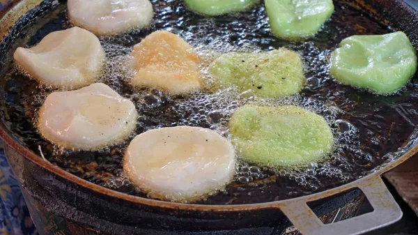 Tradycyjne Dania Kuchni Azjatyckiej Ulicy Gotowane Woku — Zdjęcie stockowe