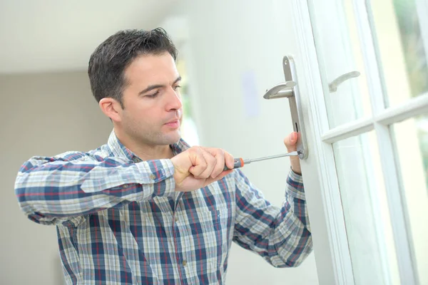 Homem Mudando Uma Maçaneta Porta — Fotografia de Stock