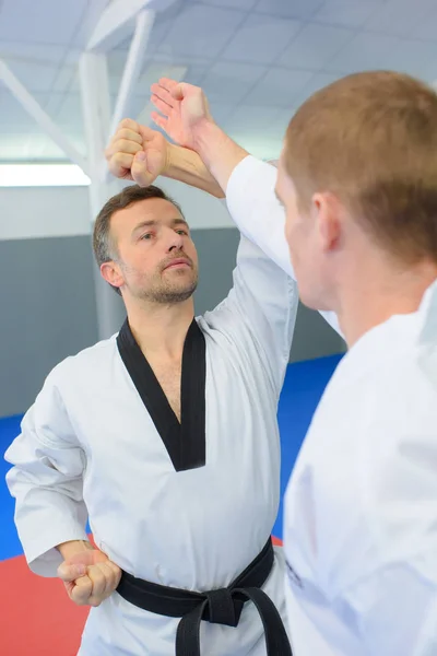 Porträtt Ung Man Sportkläder Utbildning Gymmet — Stockfoto