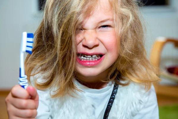 Mała Zabawna Dziewczyna Aparatem Fotograficznym Szczoteczką Zębów — Zdjęcie stockowe