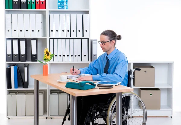 坐轮椅的残疾商人在写作 — 图库照片
