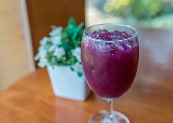 ブドウジュースと氷のグラス — ストック写真
