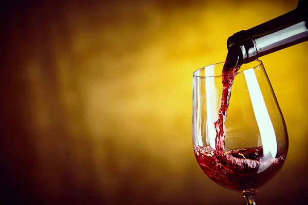 Şarabı Yakından Gören Bir Şişe Kırmızı Şarap Servisi Yaparak Soyut — Stok fotoğraf