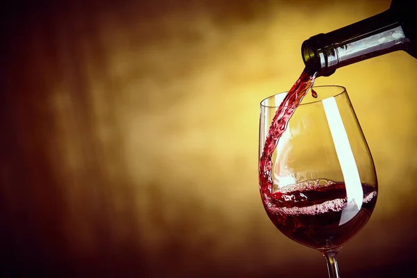 Häll Ett Enda Glas Rött Vin Från Flaska Närbild Glaset — Stockfoto