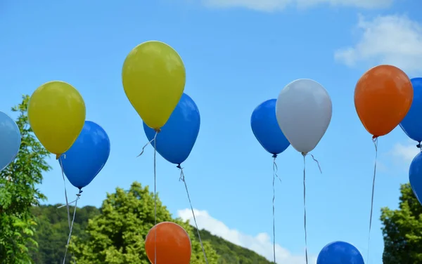 Kolorowe Balony Wznoszą Się Niebie — Zdjęcie stockowe