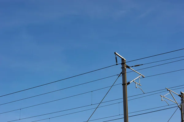 Soportes Cables Líneas Eléctricas Ferroviarias Sobre Fondo Azul Claro Del —  Fotos de Stock