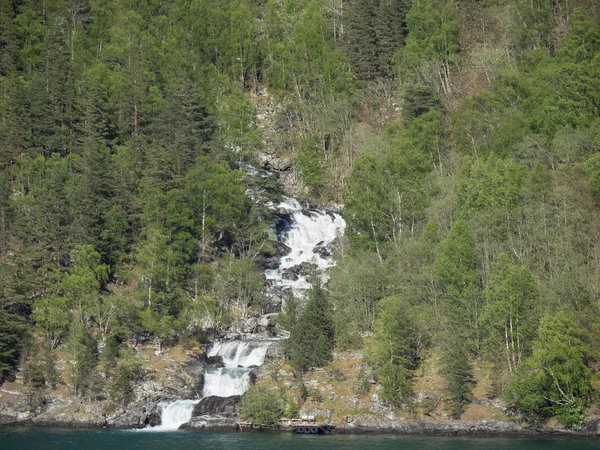 Naturvattenflöde Vattenfall — Stockfoto