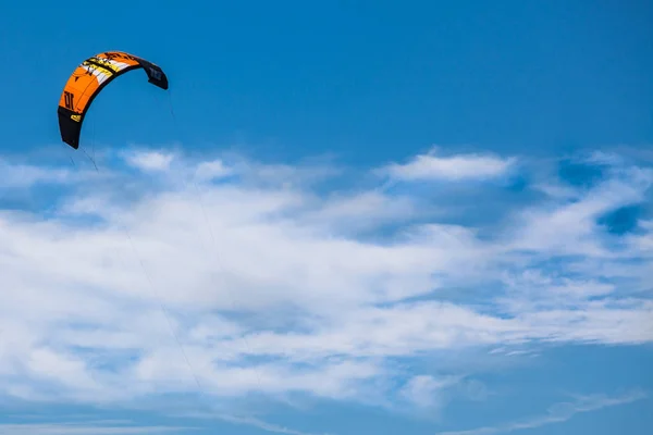 Kite Surf Κάτω Από Μια Φωτεινή Μέρα Μερικά Άσπρα Σύννεφα — Φωτογραφία Αρχείου