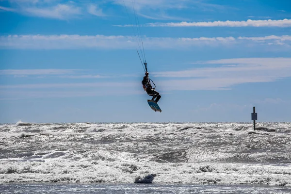 Silueta Surfista Montando Una Ola Verano Italia — Foto de Stock