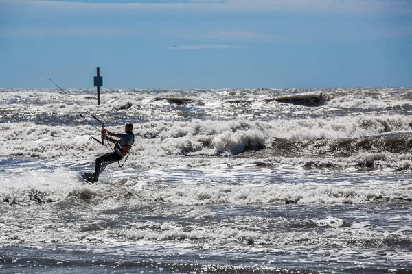 Het Silhouet Van Een Surfer Een Golf Zomer Italië — Stockfoto