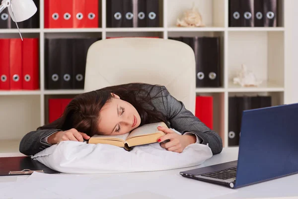 Cansado Jovem Empresária Está Dormindo Local Trabalho Escritório — Fotografia de Stock