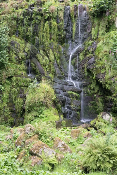 Schöner Wasserfall Auf Naturhintergrund — Stockfoto