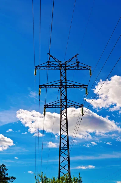 Lignes Électriques Haute Tension Pylône Contre Ciel Bleu Les Nuages — Photo